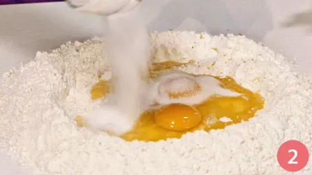 Aggiungiamo il burro, le uova e lo zucchero