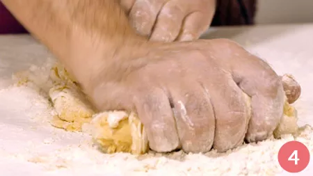 Amalgamiamo energicamente con le mani fino ad ottenere un composto omogeneo e compatto