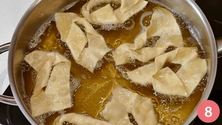 portiamo l'olio alla giusta temperatura e friggiamo i dolcetti fino a quando non avranno un colorito dorato