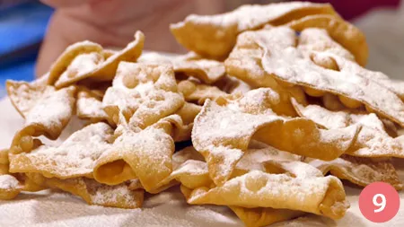 Lasciamole sgocciolare sull'apposita carta assorbente e prima di servirle sul piatto di portata le cospargiamo con tanto finissimo zucchero a velo