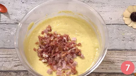 aggiungere il prosciutto e lo speck e la mozzarella