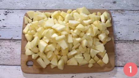 Per preparare la nostra torta con le mele, sbucciamo e tagliamo le mele a cubetti