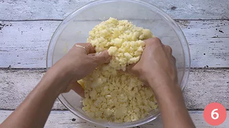 Impastiamo fino ad ottenere un composto a briciole