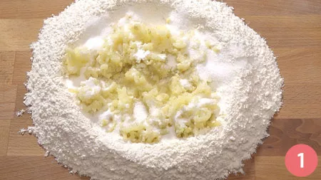 su una spianatoia unire farina, patate e vanillina