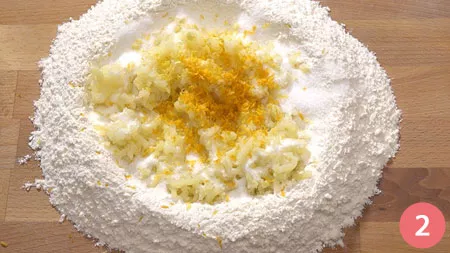 aggiungere lo zucchero, un pizzico di sale e la scorza di mezzo limone e mezza arancia