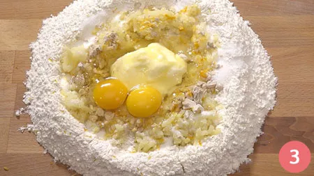 unire il lievito, il burro ammorbidito e due uova