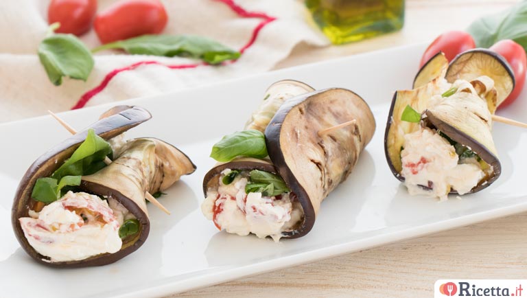 Involtini di melanzane con robiola, pomodori e basilico