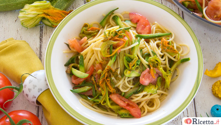 Pasta con fiori di zucca e pomodori