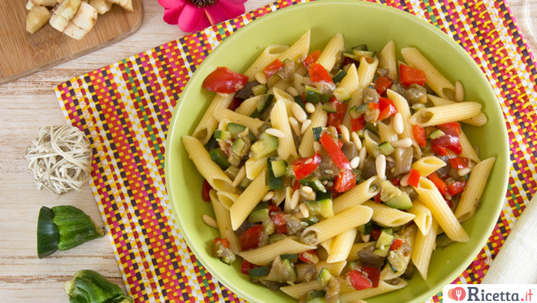 Pasta fredda con verdure e pinoli