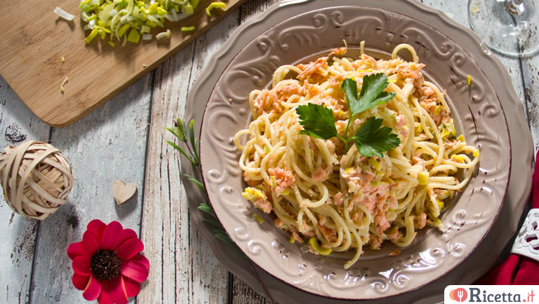 Spaghetti al salmone, porri e prezzemolo