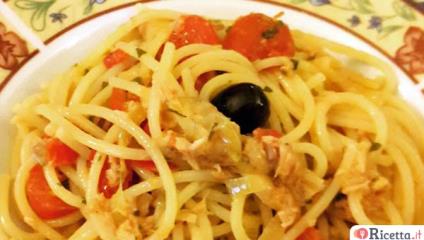 Spaghetti al sugo di tonno, datterini e olive taggiasche