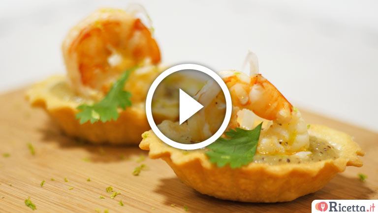Tartellette di brisè con kiwi, gamberi e cipolla croccante