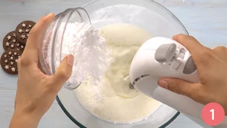 Per preparare la nostra torta pan di stelle iniziamo a montare a neve la panna fresca e lo zucchero a velo.