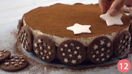 Ricopriamo i bordi della torta con biscotti e Nutella.