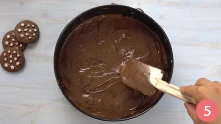 Creiamo un secondo strato di Nutella, dopo averla sciolta a bagnomaria.