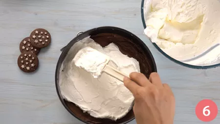 Il terzo strato è costituito dalla panna montata a neve con lo zucchero.