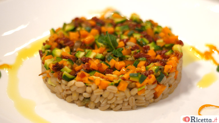 Tortino di orzo con tartare di verdure e olio aromatizzato alle erbe